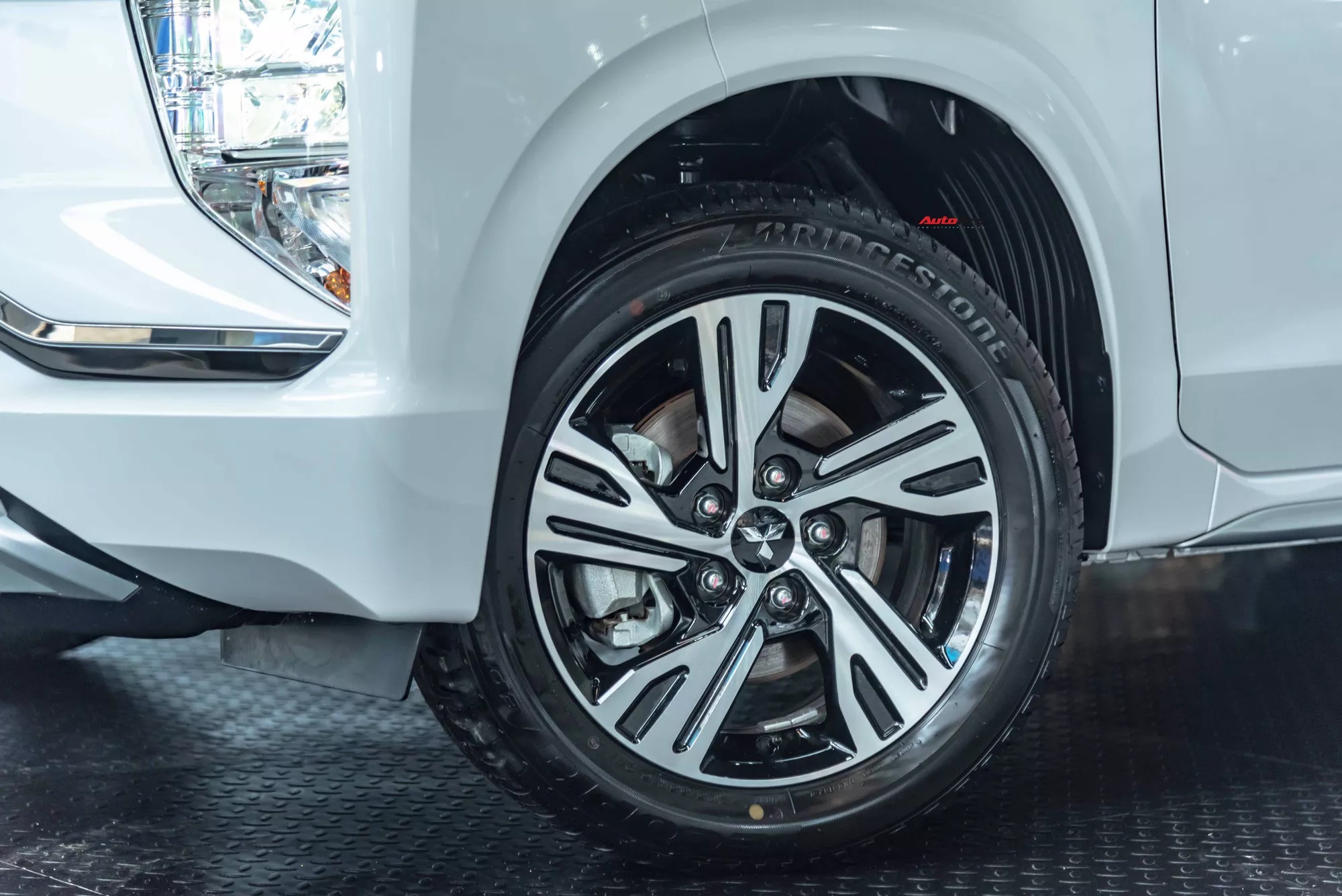 Xpander 2020 trang bị mâm xe 16 inch thiết kế mới với họa tiết hai tông màu hiện đại